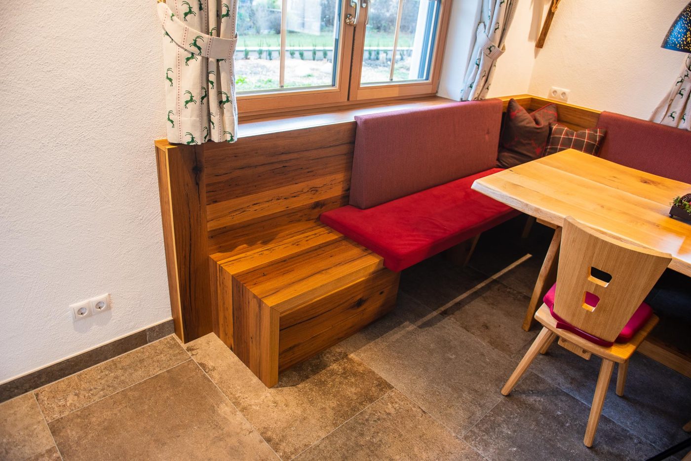 Tische und Bänke